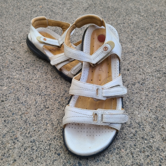 clarks structured womens sandals